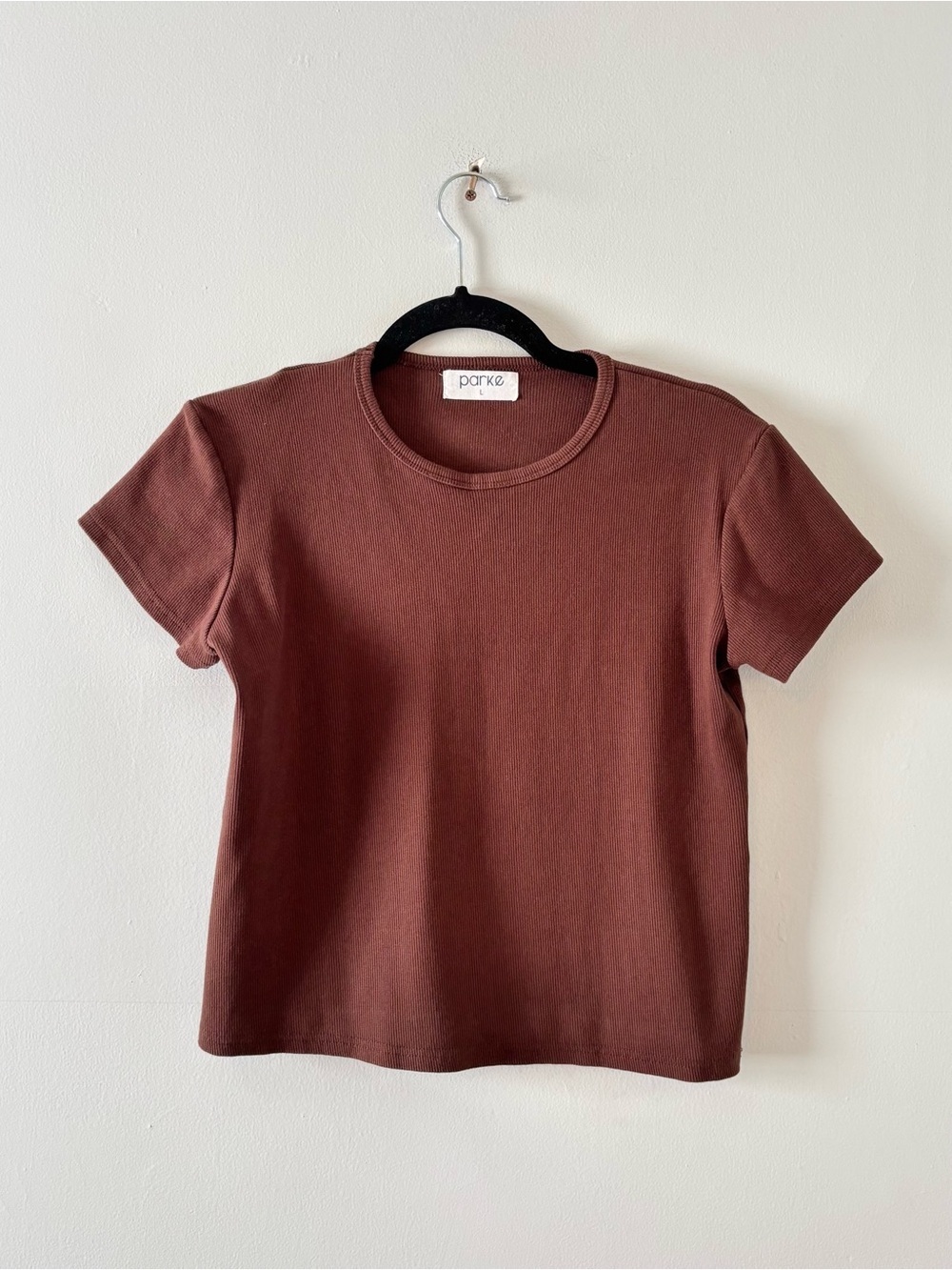 Parke Ribbed Knit T-Shirt Boxy Short-Sleeve Stretch Formfitting Cropped Brown